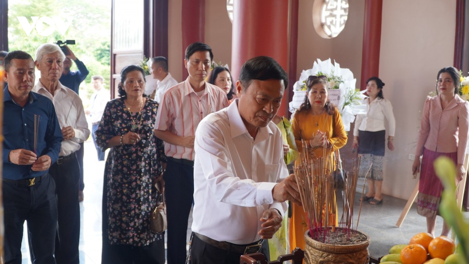Người Việt Nam tại Lào kỷ niệm 134 năm Ngày sinh Chủ tịch Hồ Chí Minh