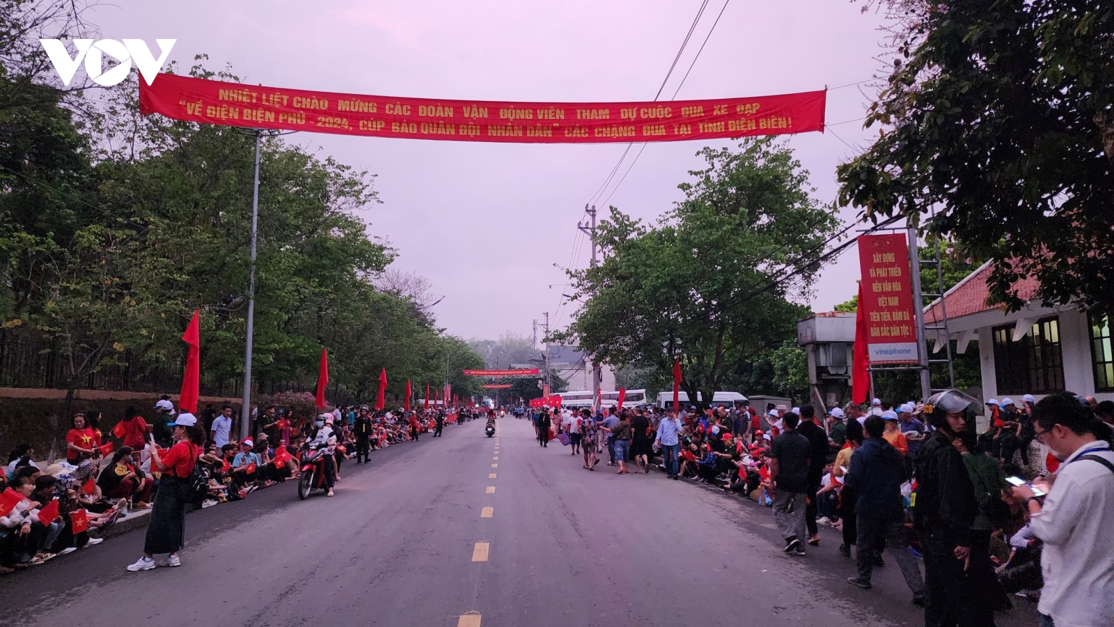 Hàng vạn người dân háo hức chờ xem diễu binh trên đường phố Điện Biên Phủ