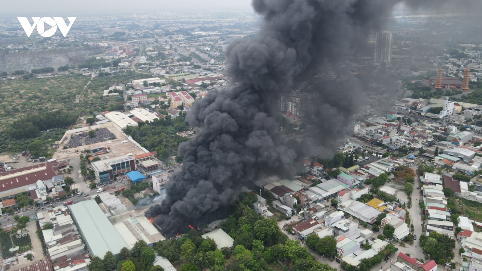 Cháy lớn thiêu rụi 200m² nhà xưởng tại Công ty Nghệ Năng ở Bình Dương