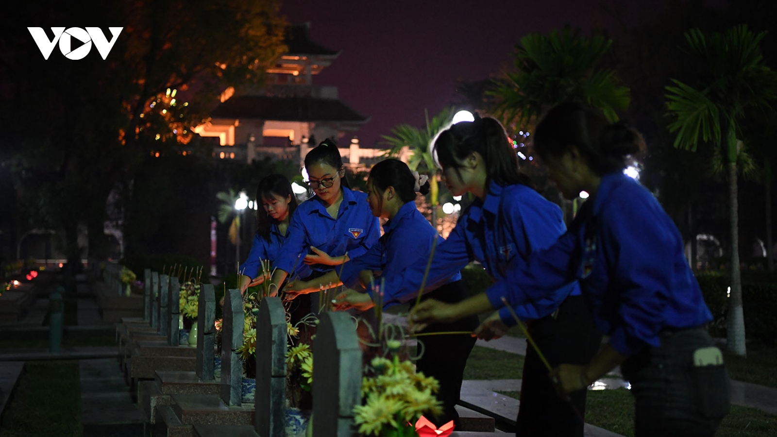 Tuổi trẻ Điện Biên thắp nến tri ân các anh hùng liệt sỹ tại Nghĩa trang A1
