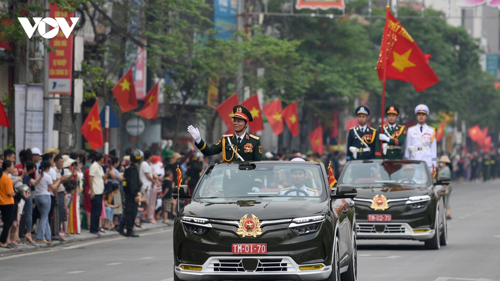 Người dân Điện Biên Phủ hân hoan xem diễu binh trên đường phố