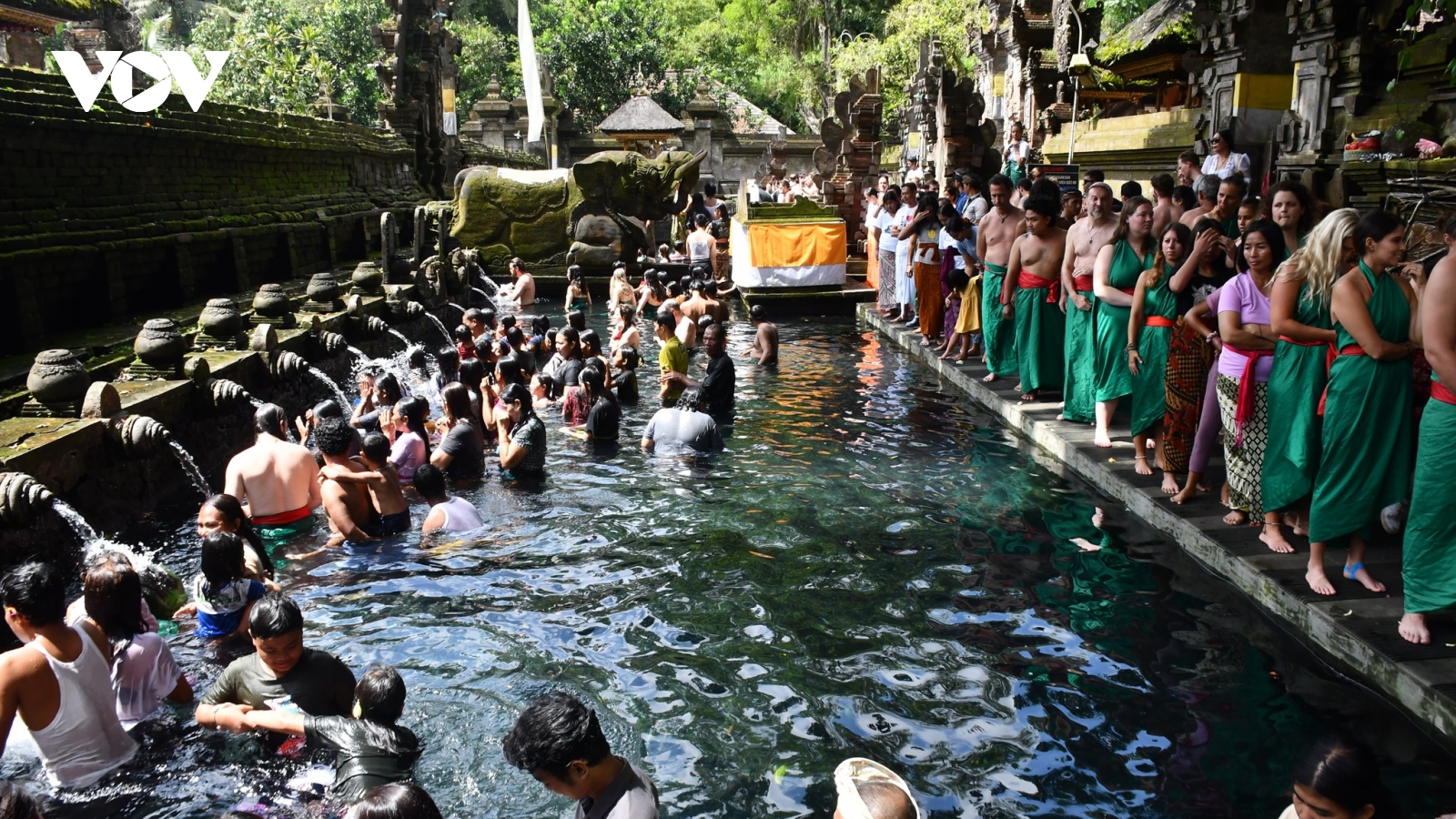 “Chữa lành” với nghi lễ tắm nước thiêng ở Đền Tirta Empul