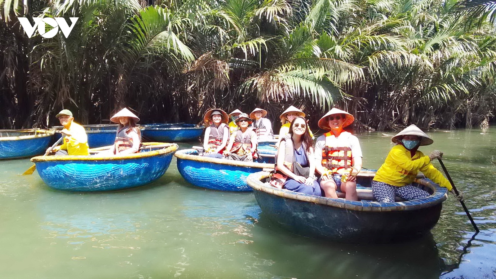 Nông dân Duy Xuyên đưa khách đi thả lưới, thăm làng nghề