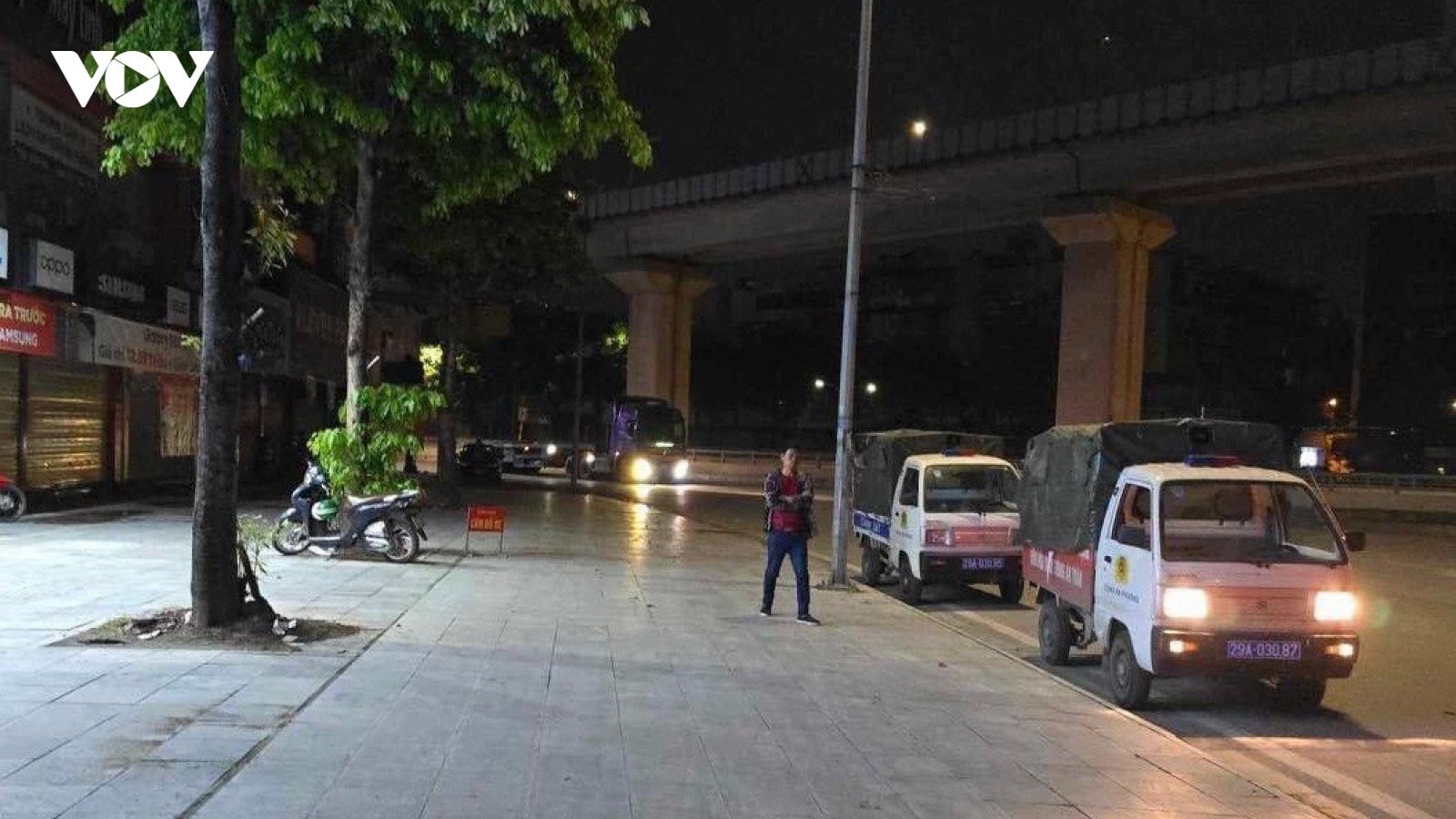 Truy tìm người mẹ vụ thi thể trẻ sơ sinh treo trên thân cây ở Hà Nội