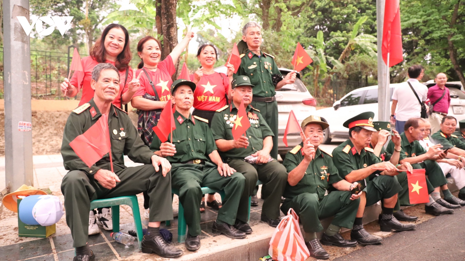Người dân háo hức chờ xem diễu binh, diễu hành trên đường phố Điện Biên Phủ