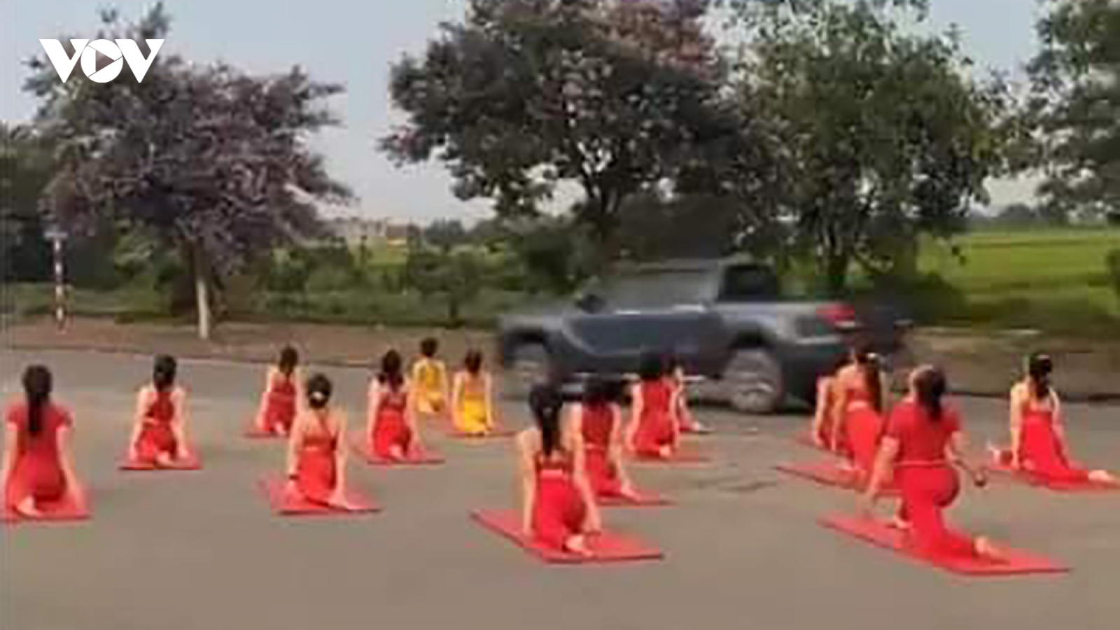 Xử phạt 14 người tập yoga dưới lòng đường ở Thái Bình