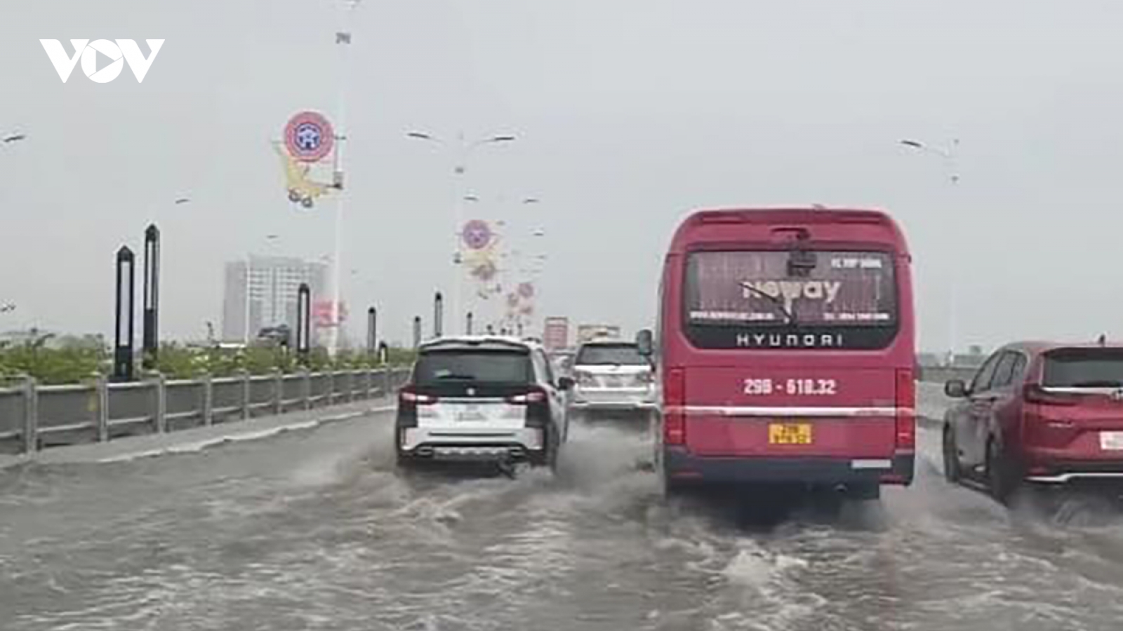 Mưa lớn, ô tô lại bì bõm lội nước trên cầu nghìn tỷ Vĩnh Tuy 2