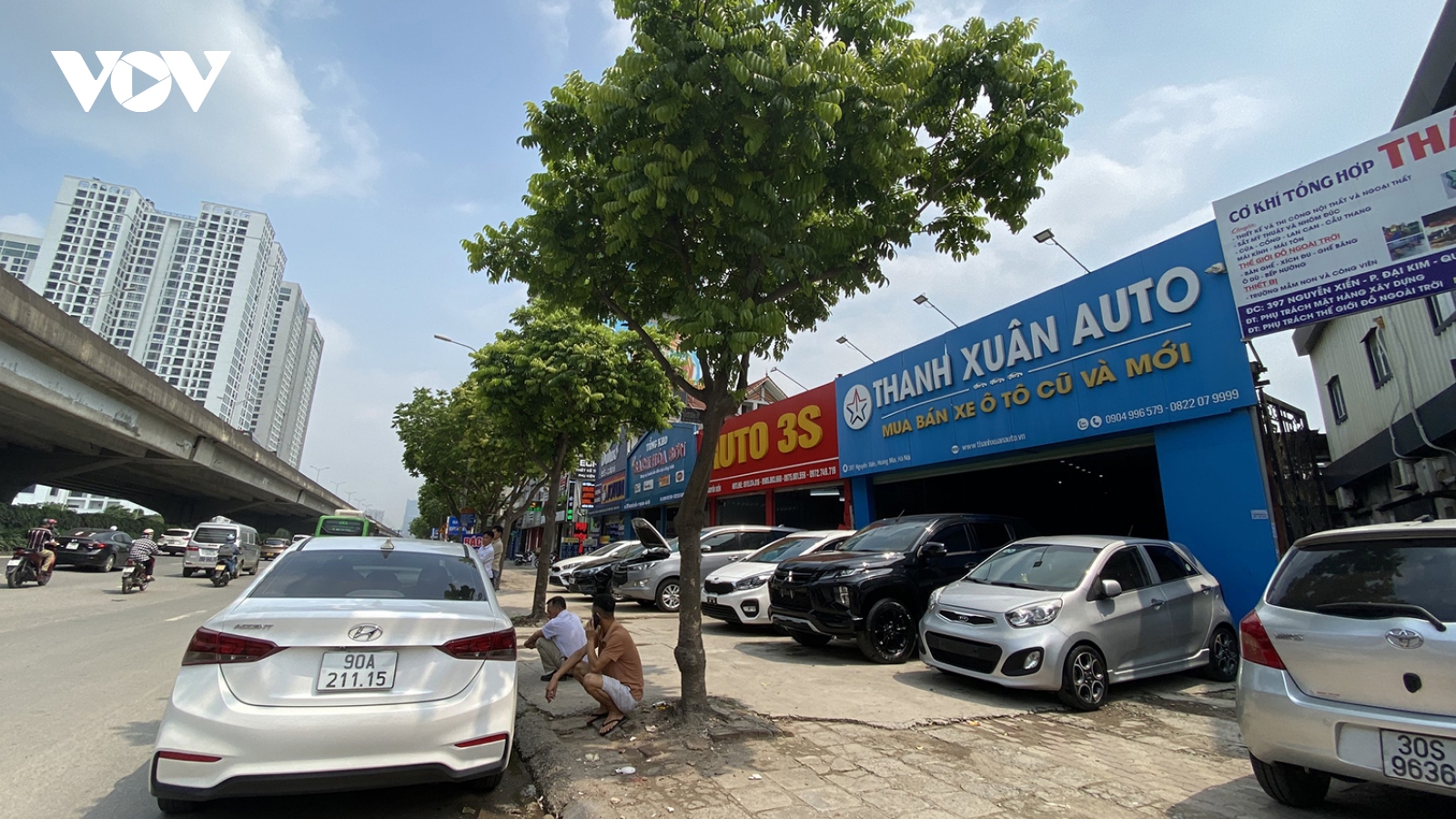 Gara ô tô ở Hà Nội ngang nhiên lấn chiếm vỉa hè để kinh doanh