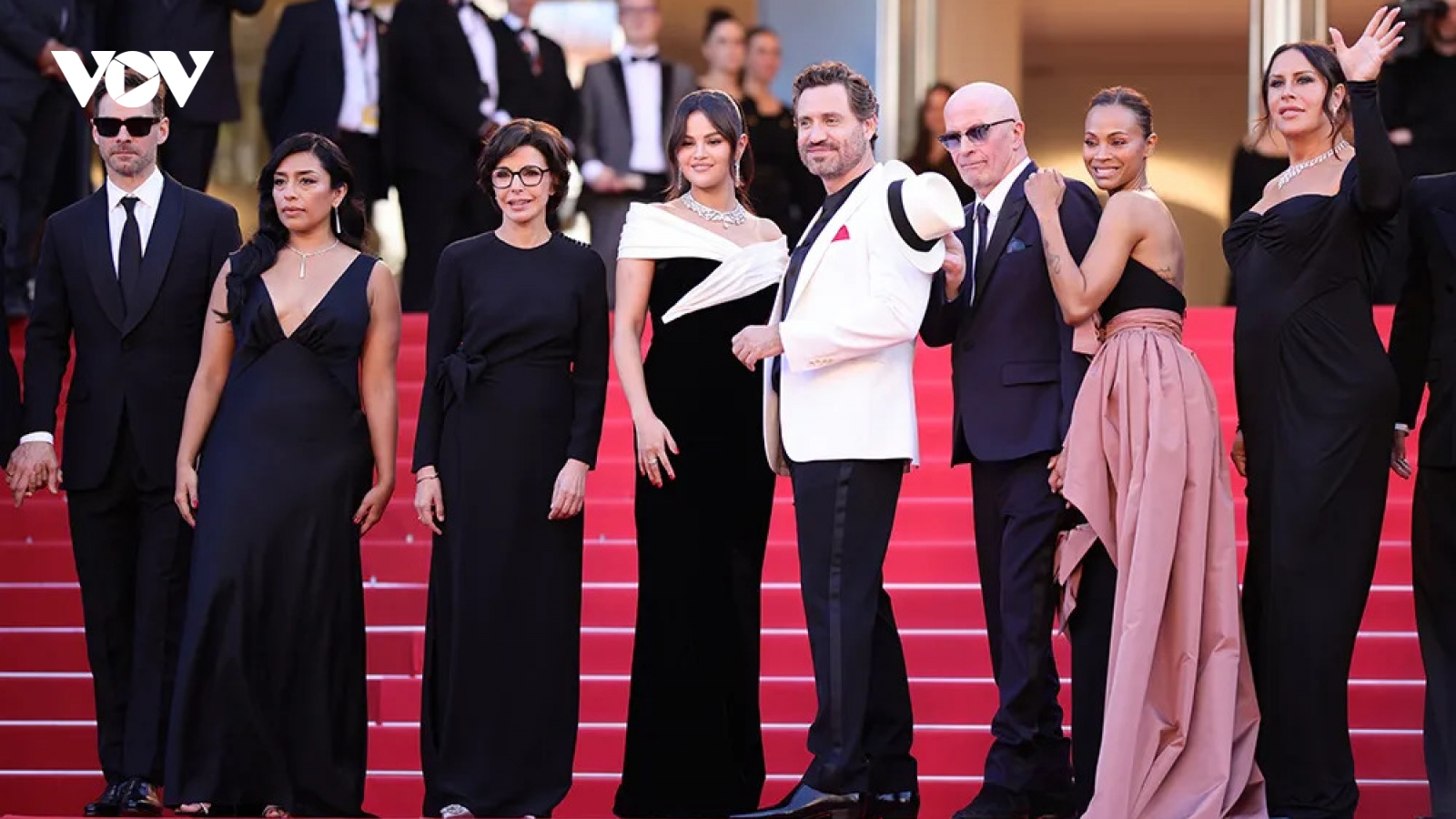 Selena Gomez khóc khi phim "Emilia Pérez" được vỗ tay 9 phút tại Cannes