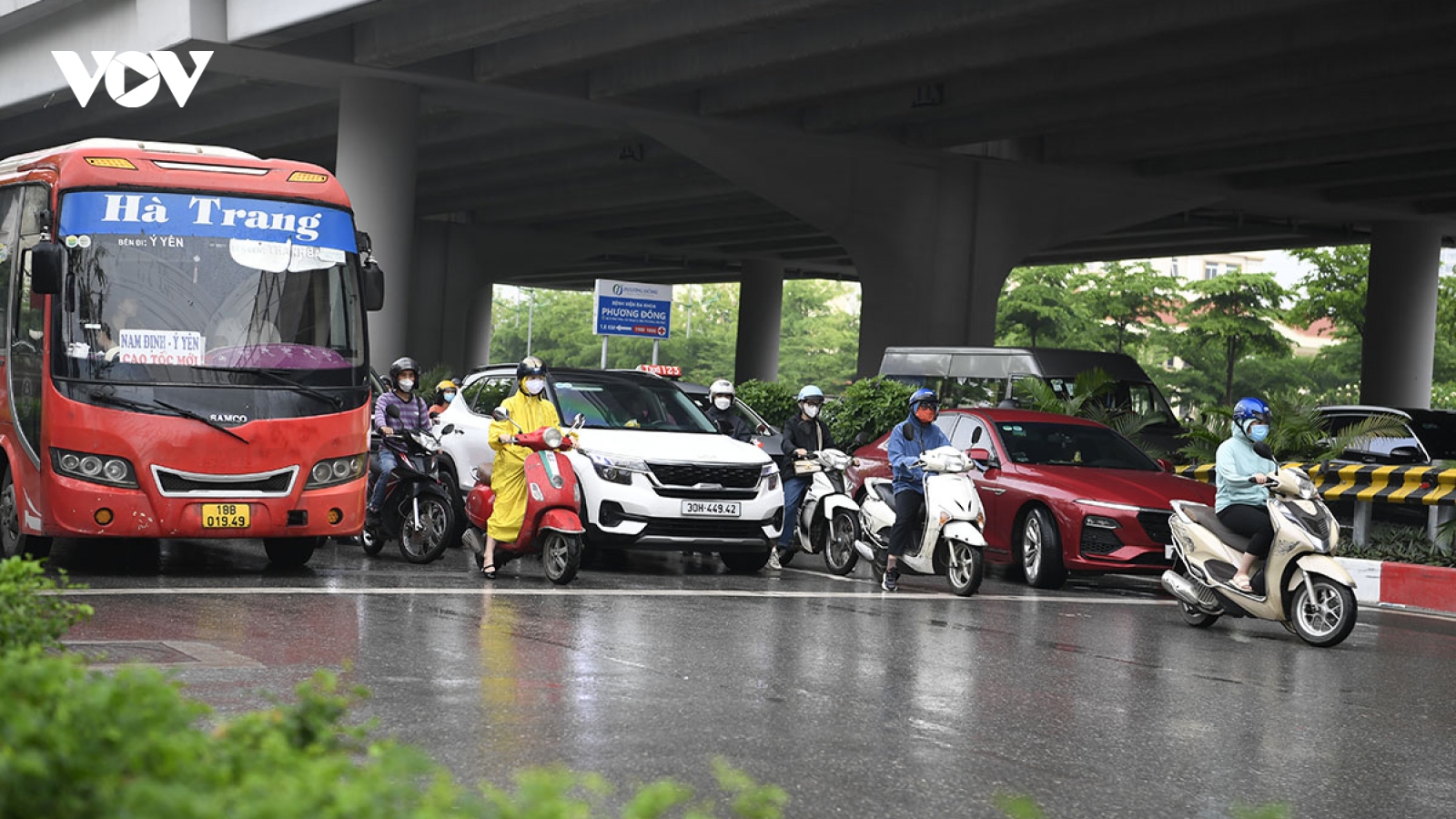 Những điều cần tránh và kinh nghiệm lái xe ô tô trong ngày mưa