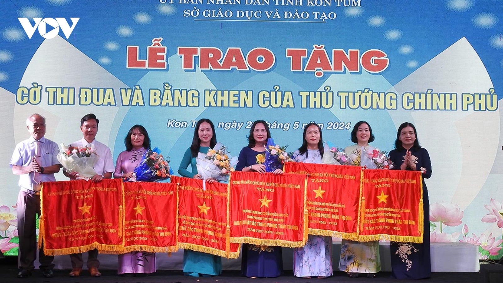 Kon Tum tuyên dương, khen thưởng 352 giáo viên, học sinh giỏi tiêu biểu