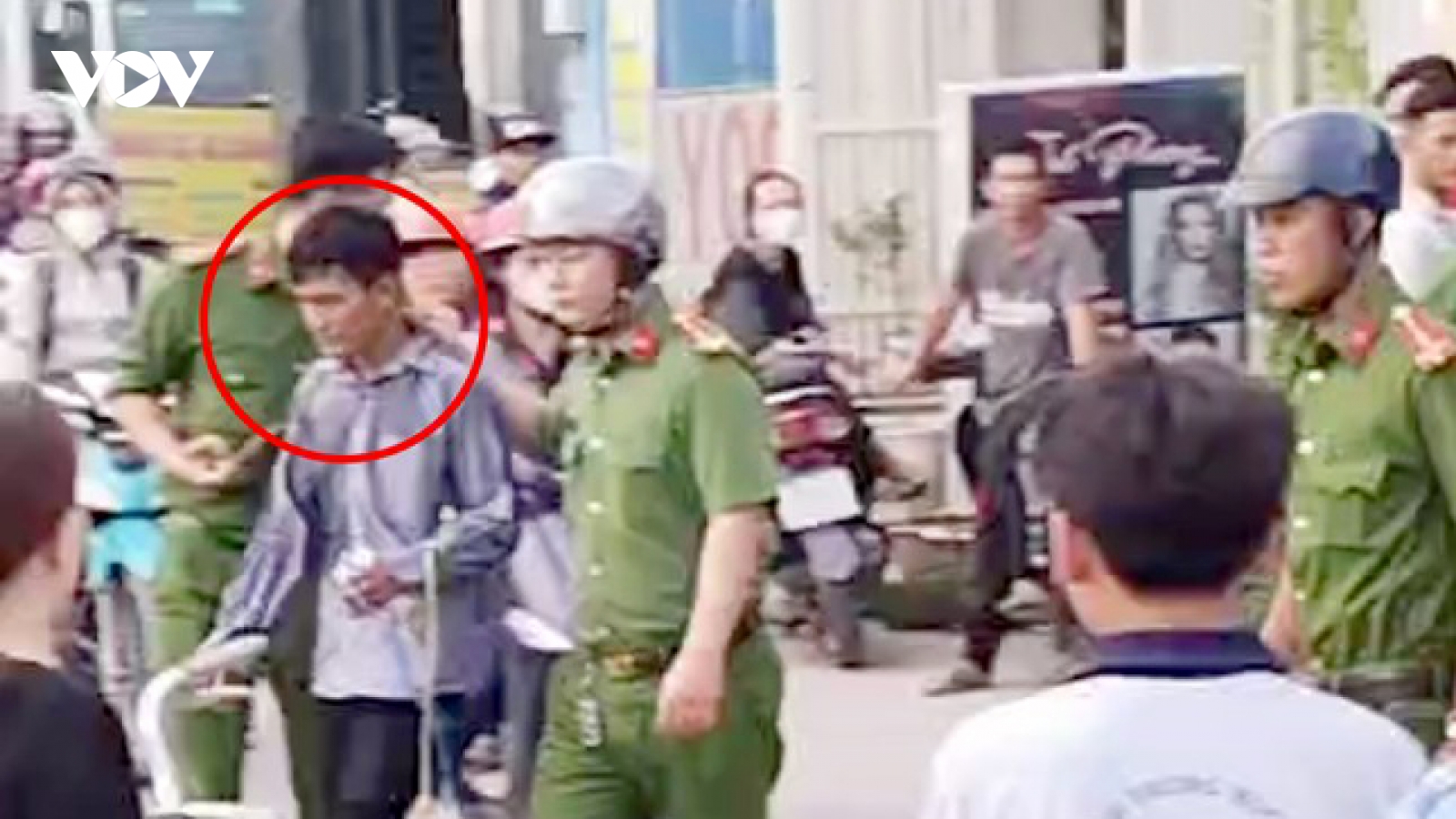 Người phụ nữ bị tấn công bằng dao rọc giấy khi vừa tan ca