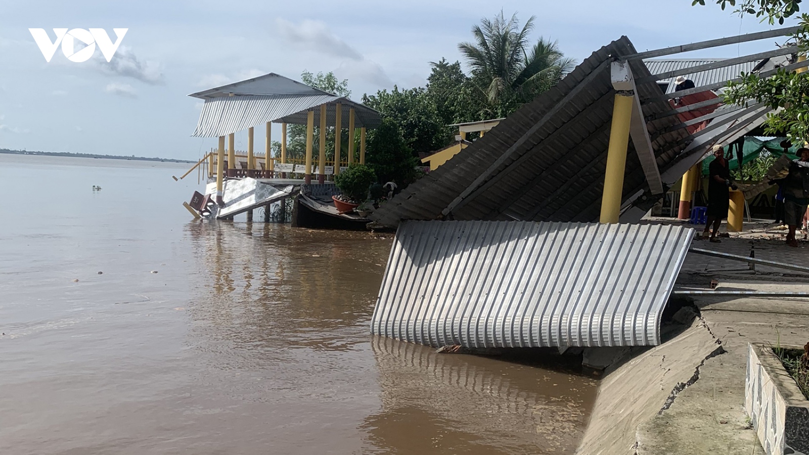 Liên tiếp xảy ra nhiều vụ sạt lở nghiêm trọng ở Sóc Trăng và Hậu Giang