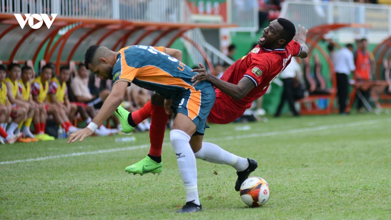 Kết quả V-League: HAGL thắng ngược Hà Tĩnh, Bình Dương thất bại gây tranh cãi