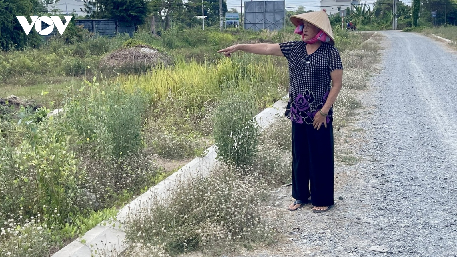 Hiến đất làm đường nhưng bị buộc phá bỏ