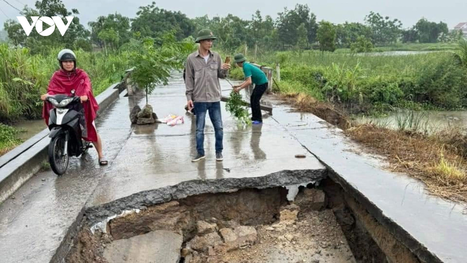 Quảng Ninh: Xuất hiện "hố tử thần" trên đường liên thôn