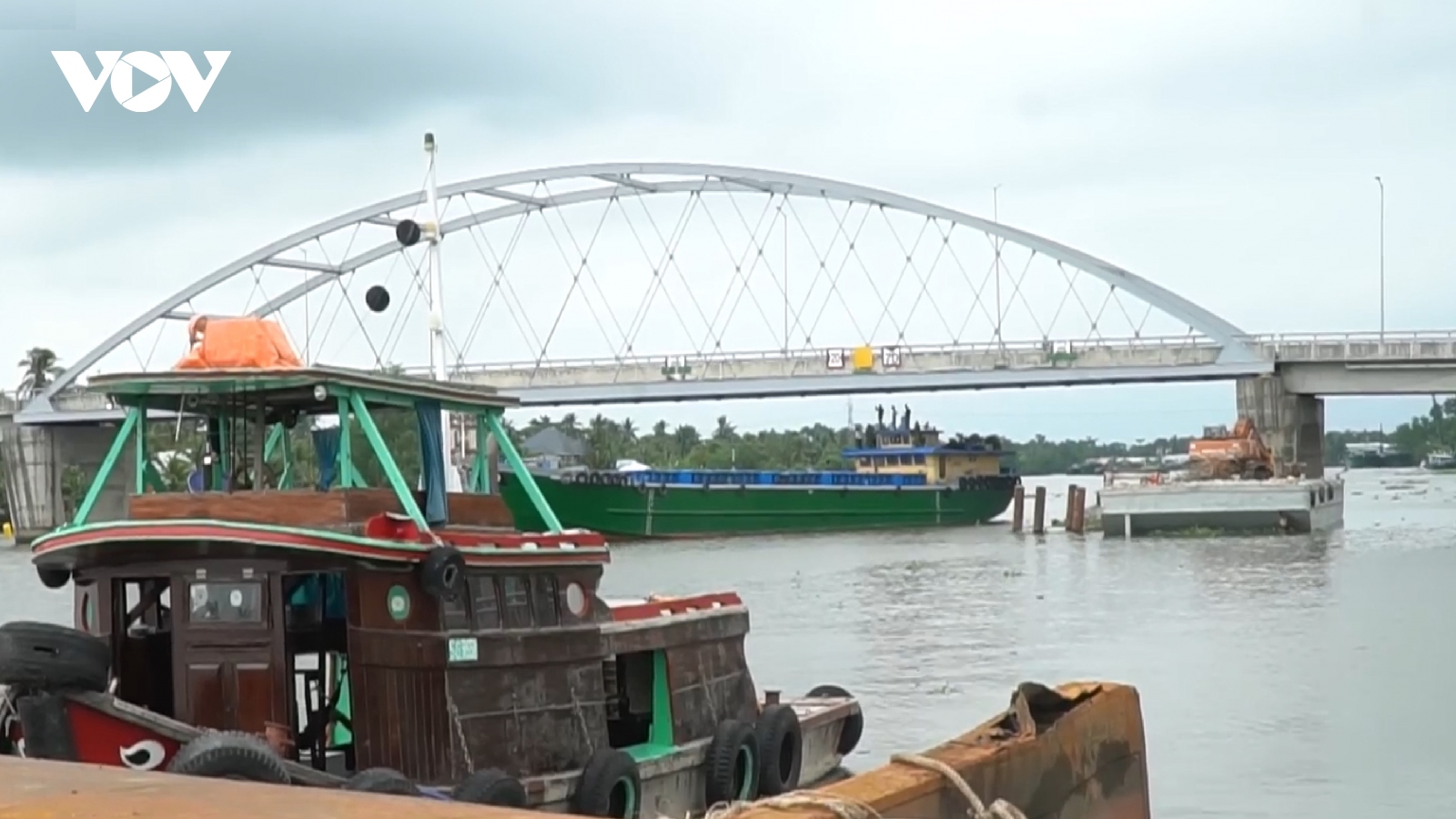Cầu Măng Thít bị tàu tông, phà Đình Khao lên phương án đối phó kẹt xe