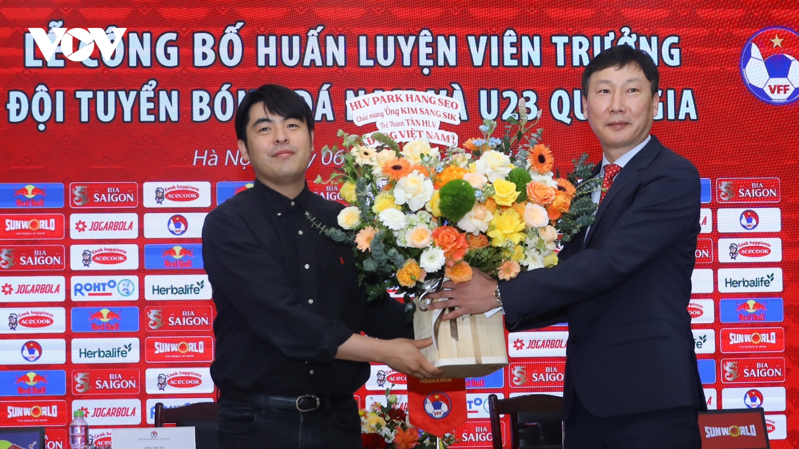 HLV Kim Sang Sik nhận quà từ HLV Park Hang Seo trong ngày ký hợp đồng với VFF