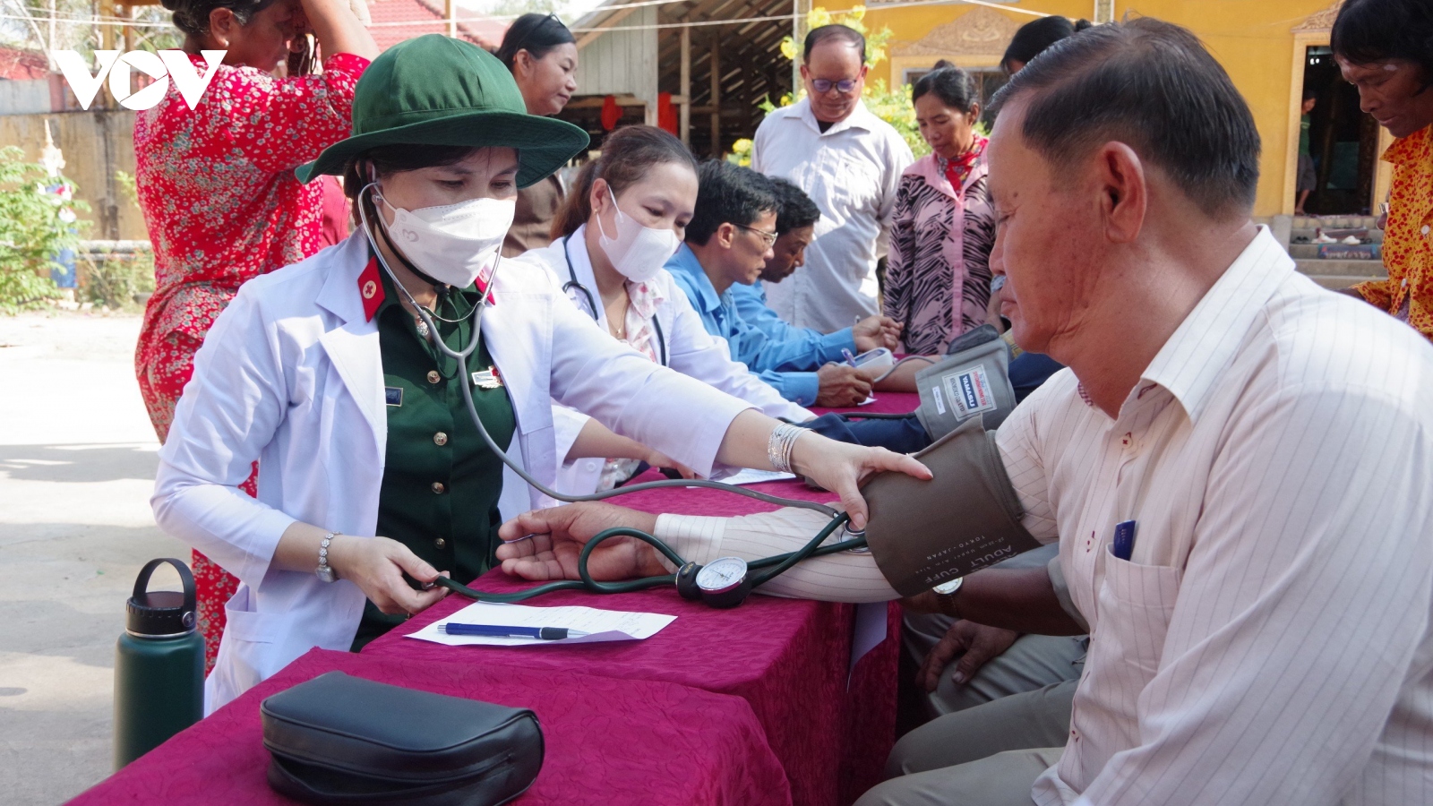 Bộ đội Kiên Giang khám bệnh, cấp thuốc miễn phí cho hơn 250 người dân Campuchia