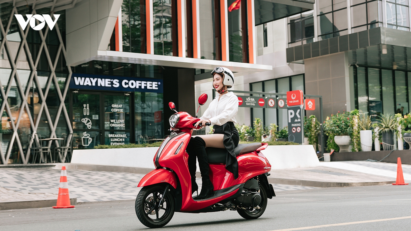 Bí quyết lái xe tay ga an toàn cho phái nữ mùa mưa dông