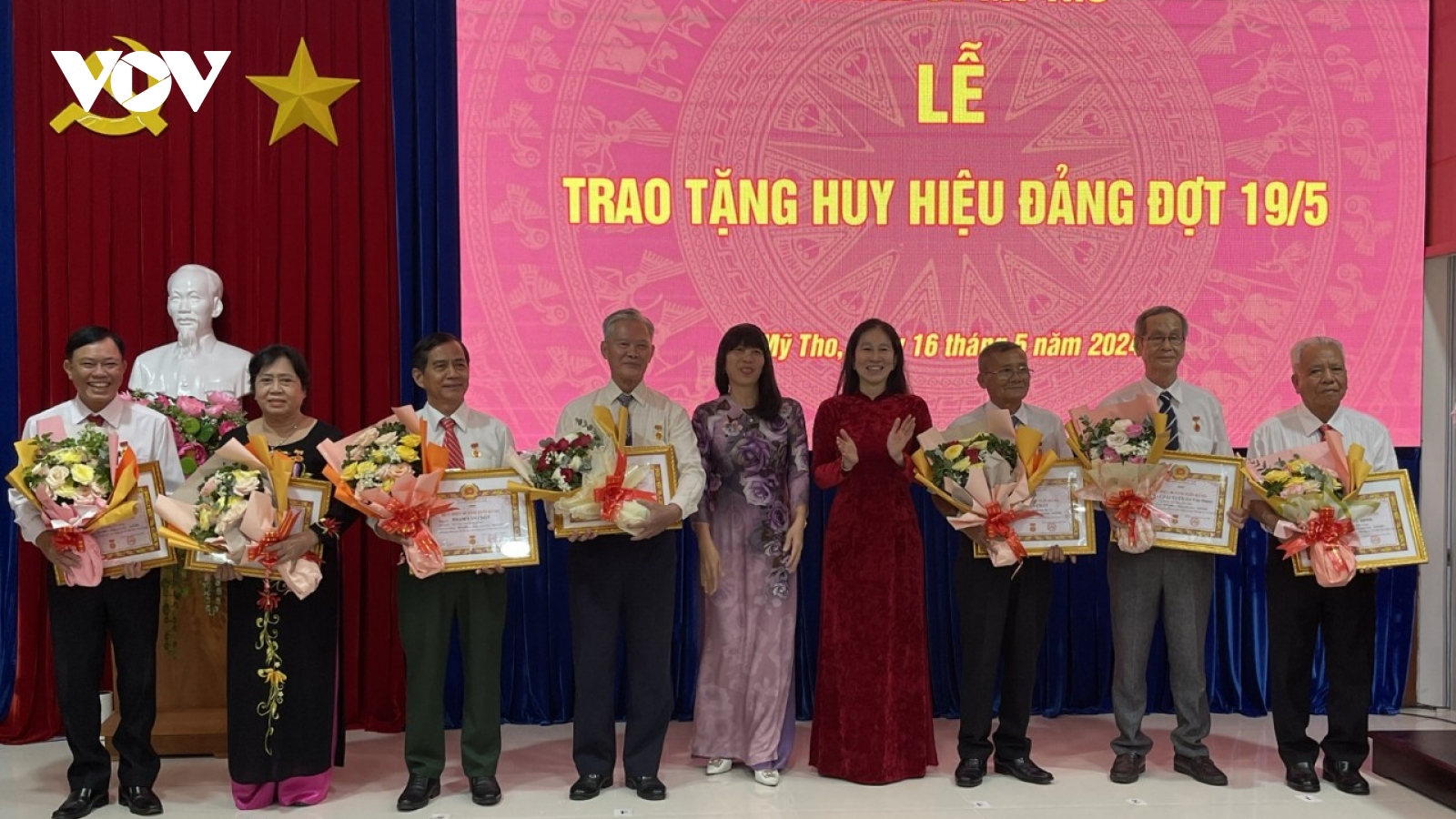 Tặng Huy hiệu Đảng cho 422 đảng viên cao niên tại Tiền Giang