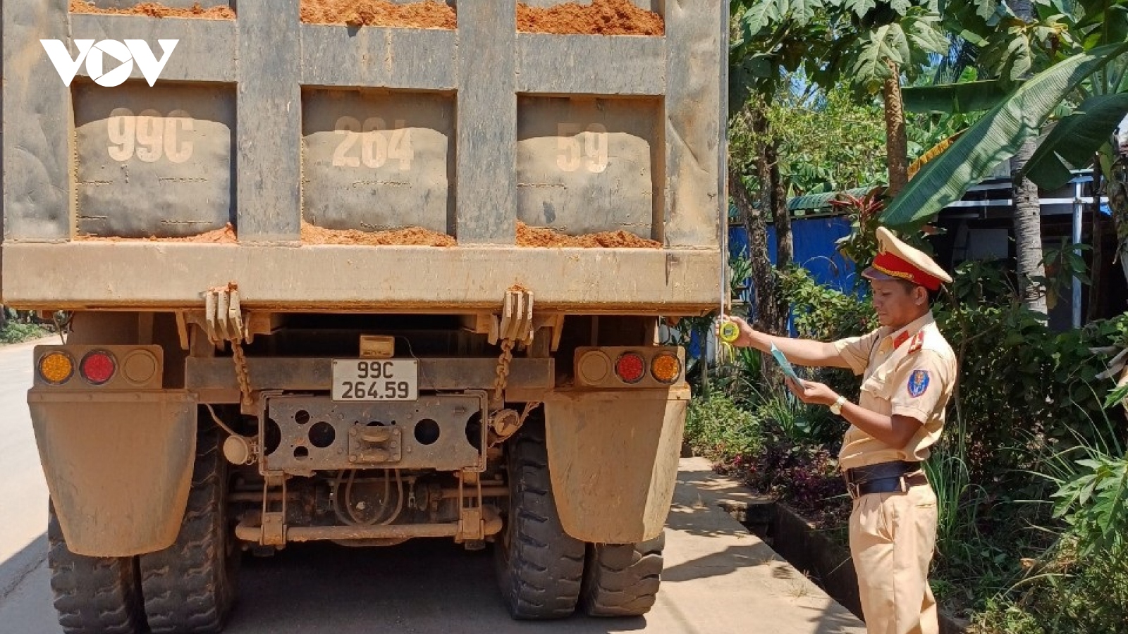 Bình Định kiên quyết ngăn chặn xe chở vật liệu quá tải