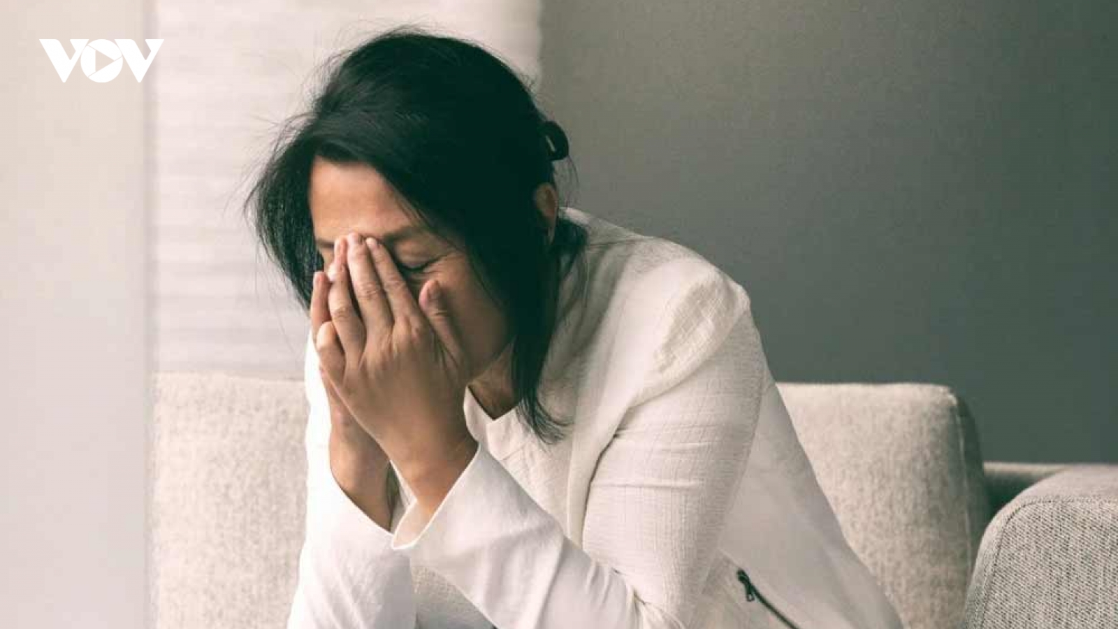 Con trai riêng của chồng “hồn nhiên” khiến tôi ngượng chín mặt