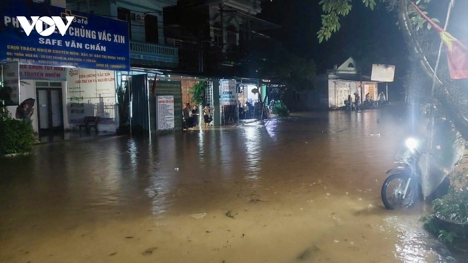 Mưa lũ gây ngập úng Quốc lộ 37 và khu dân cư ở Văn Chấn (Yên Bái)