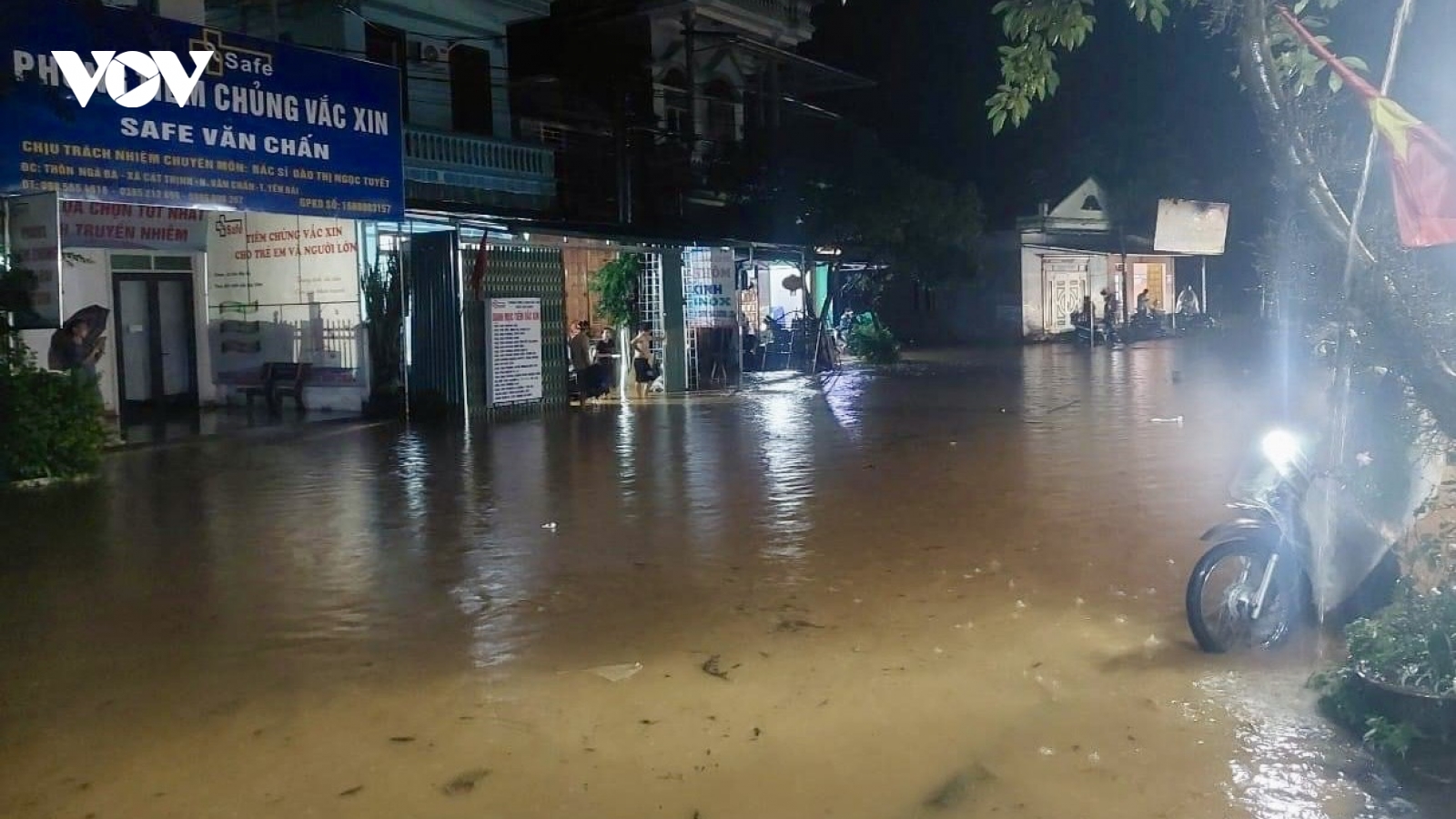 Mưa lũ gây ngập úng Quốc lộ 37 và khu dân cư ở Văn Chấn (Yên Bái)