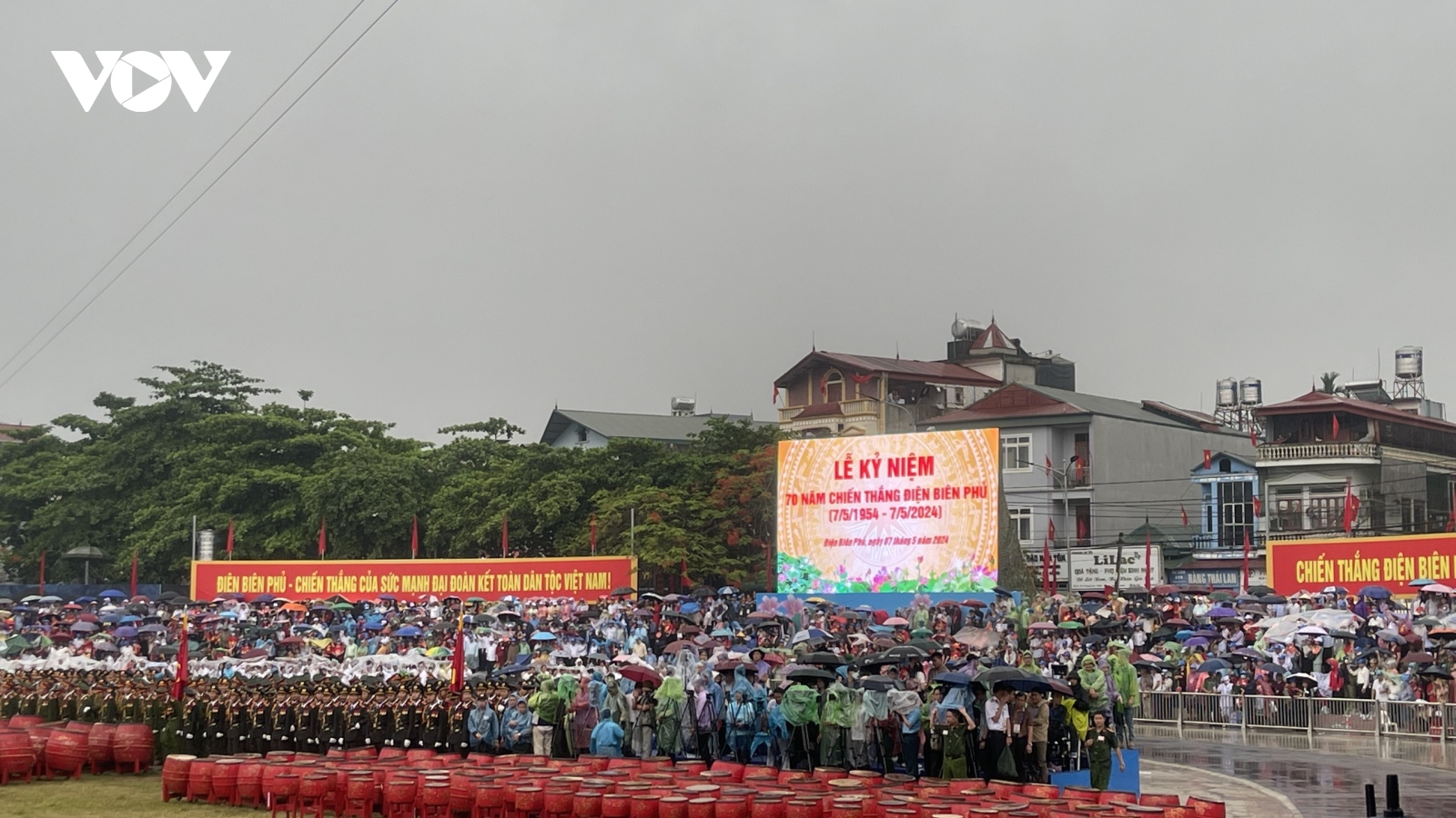 Trực tiếp: Trời đổ mưa trước Lễ kỷ niệm 70 năm Chiến thắng Điện Biên Phủ