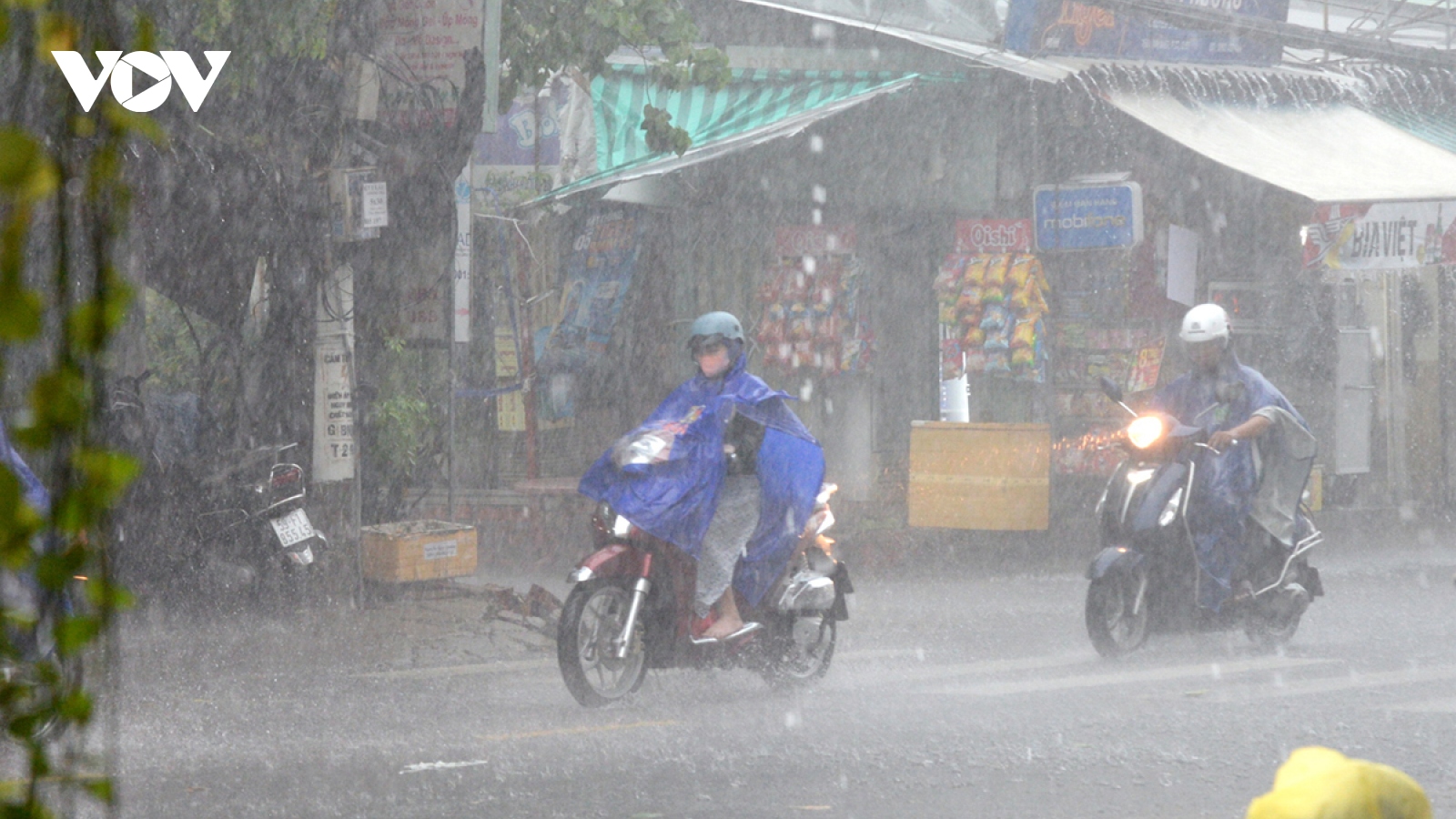 Mưa lớn kéo dài, nhiều tuyến đường tại TP.HCM ngập sâu