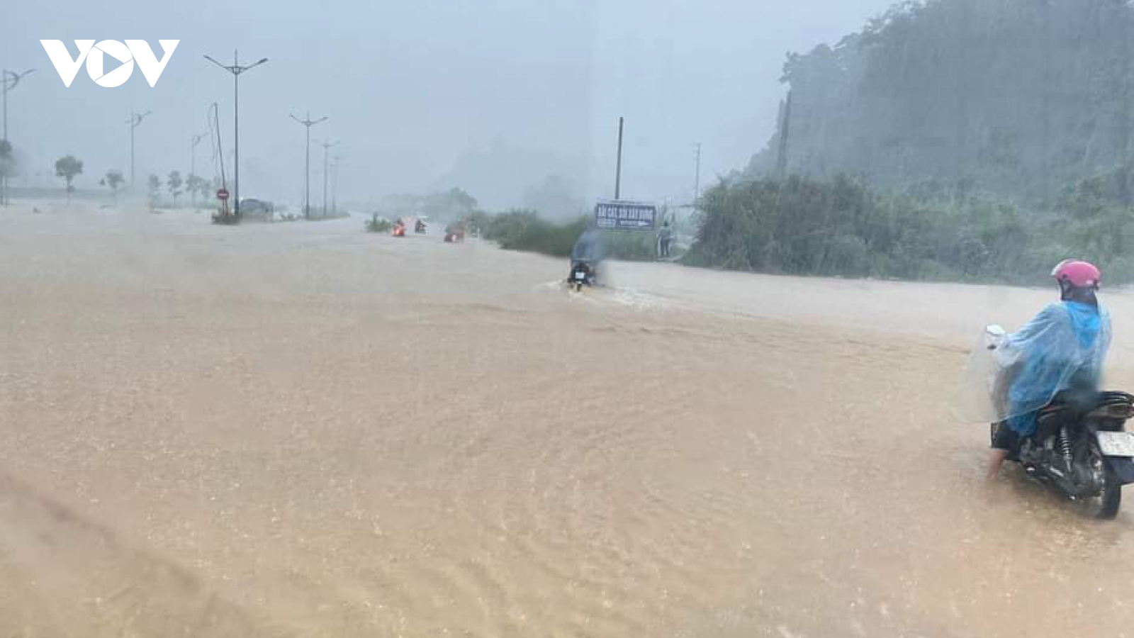 Mưa lớn gây ngập lụt, chia cắt nhiều tuyến đường ở thành phố Lào Cai