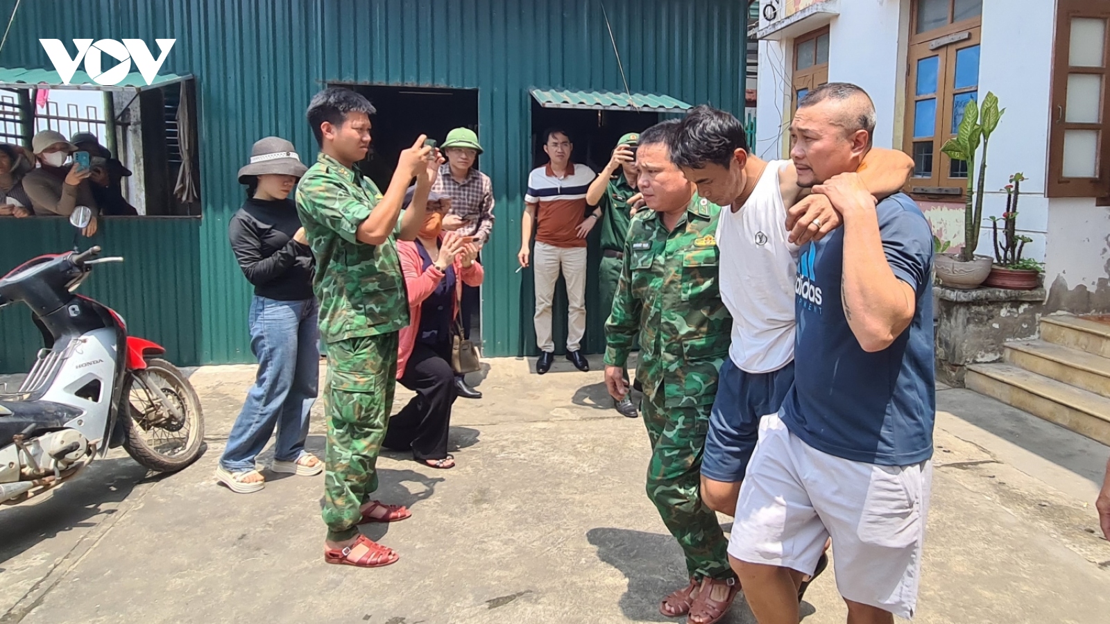 Hơn 300 người cùng tìm kiếm ngư dân mất tích ở Quảng Bình