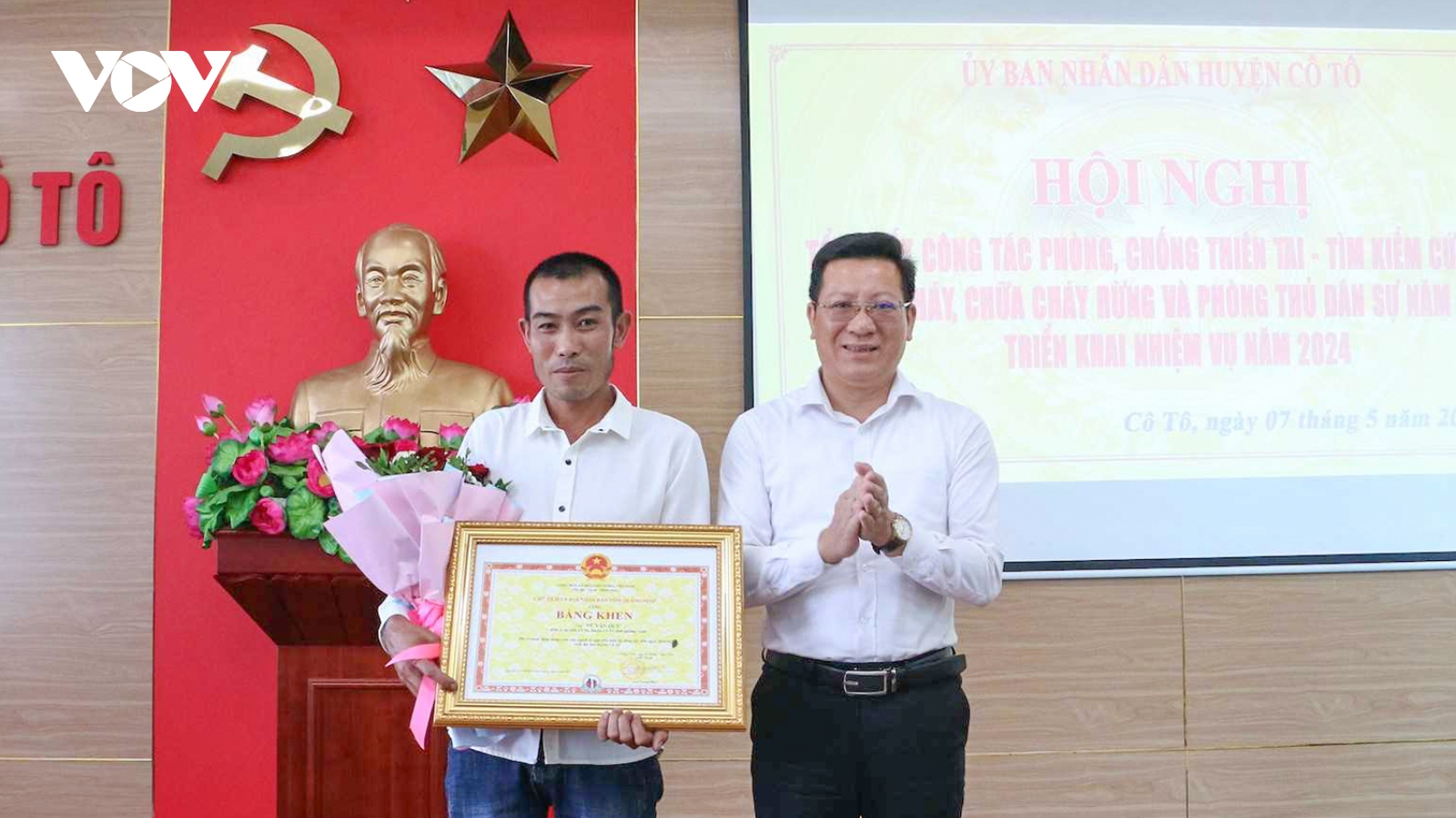 Ngư dân dũng cảm cứu nạn 4 người trong giông lốc