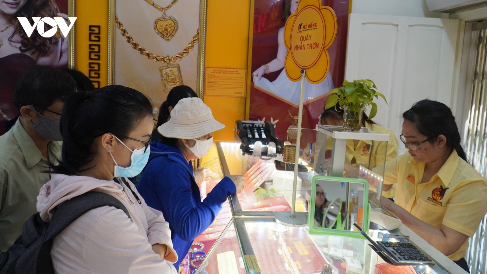 Giá vàng hôm nay 2/10: Vàng thế giới tăng tiếp 16 USD/oz