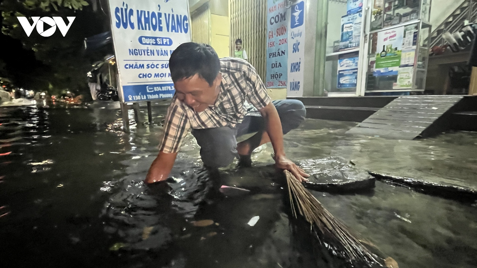 Nhiều đường phố Tuy Hòa, Phú Yên ngập sâu sau trận mưa lớn