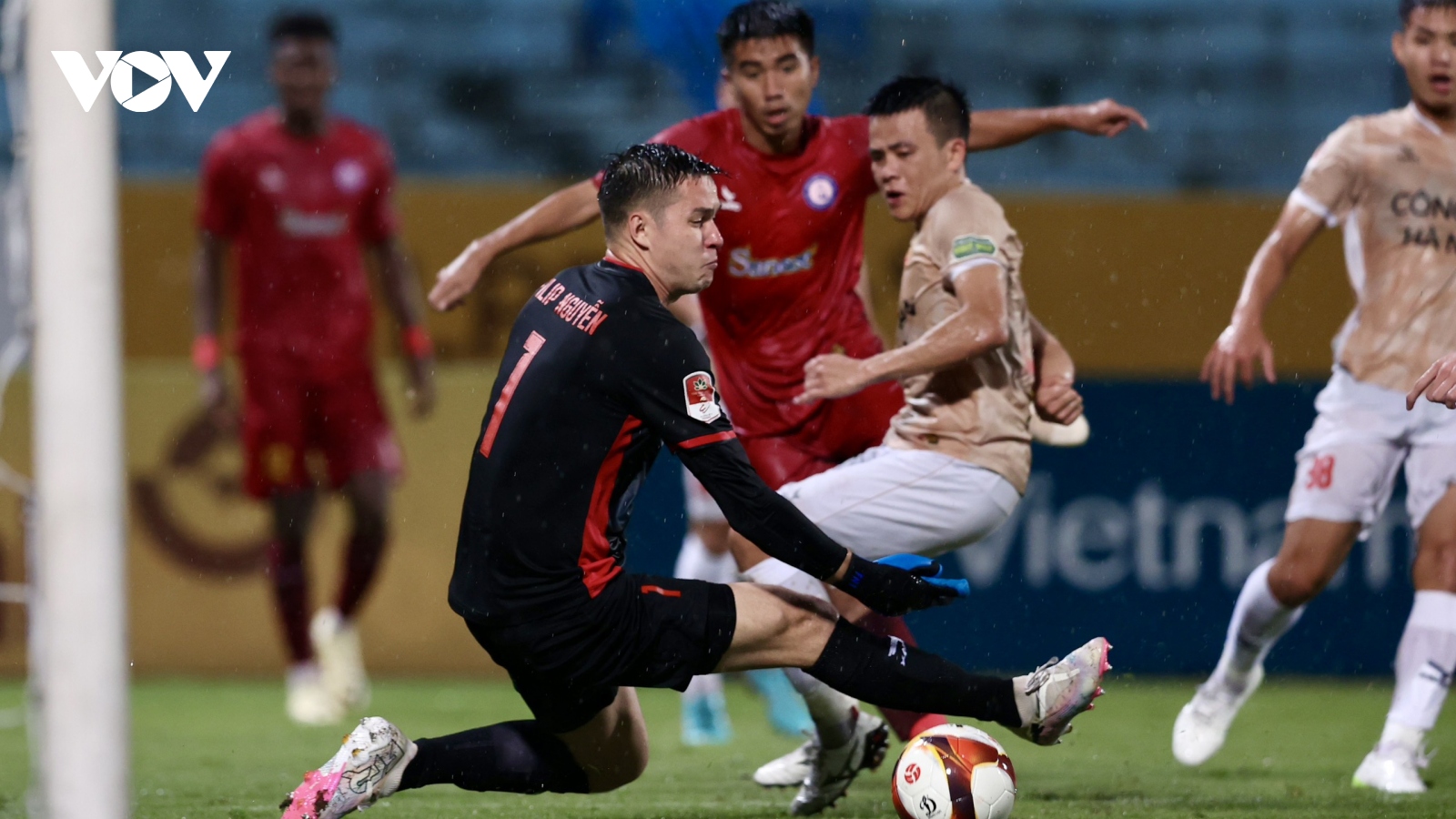 Vì sao thủ môn Nguyễn Filip nổi cáu dù CLB CAHN thắng trận?