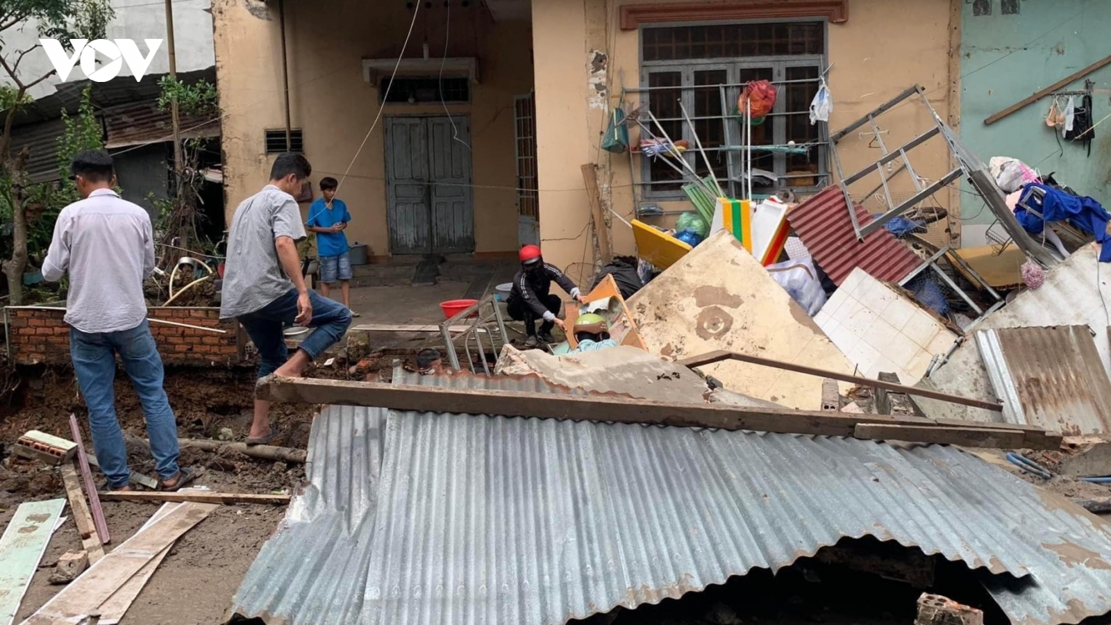 Vụ một người ở Đồng Nai bị thương nặng do tường sập: Do đào cống sát nhà dân