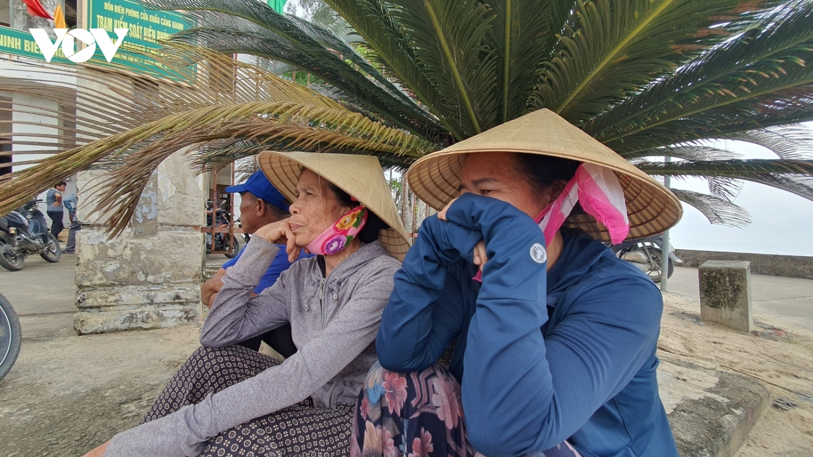 Lập bàn thờ bên bờ biển, vái vọng 10 ngư dân mất tích ở Quảng Bình