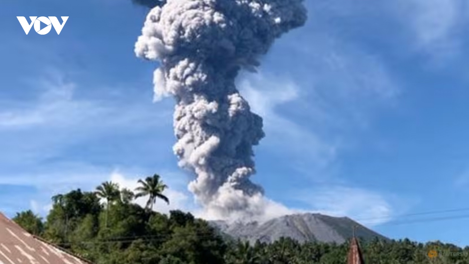 Núi lửa Ibu ở Indonesia phun trào, người dân từ 7 ngôi làng sơ tán