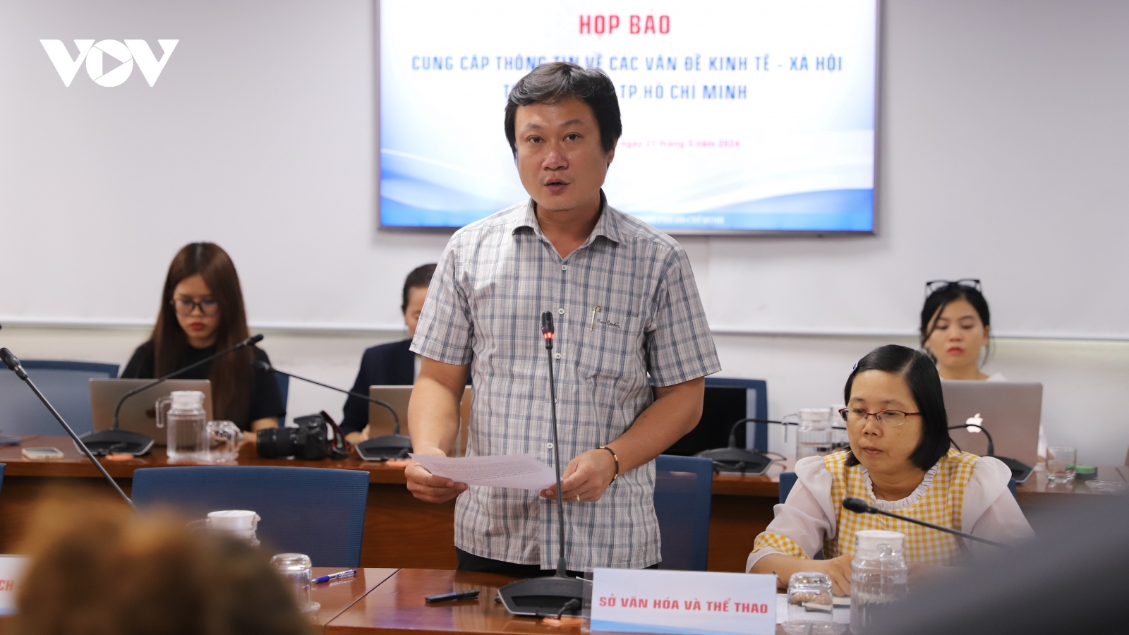 Vụ trang phục của Đàm Vĩnh Hưng: Dễ liên tưởng đến các vấn đề nhạy cảm