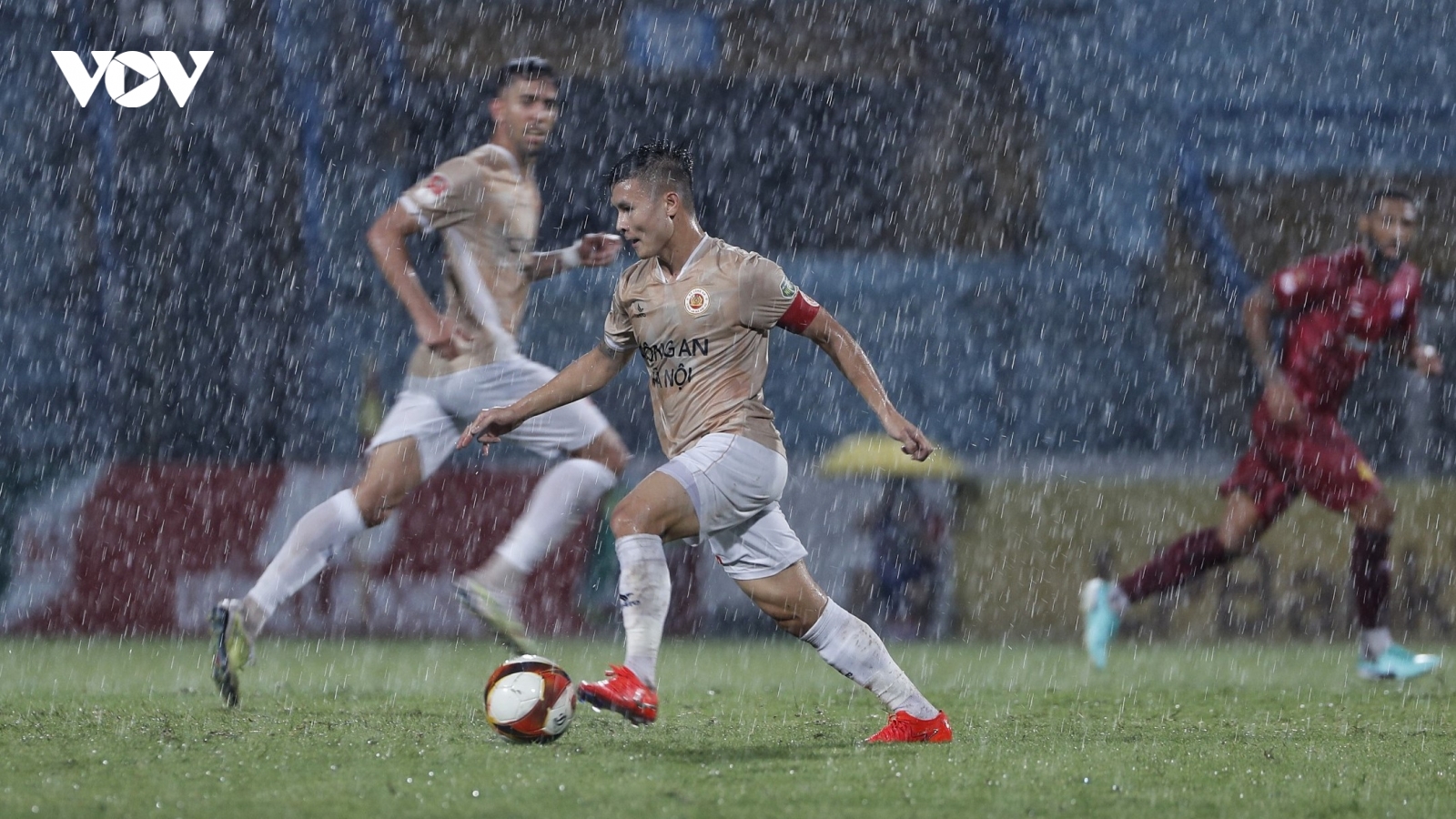 Đội hình tiêu biểu vòng 18 V-League 2023/2024: Văn Quyết sát cánh cùng Quang Hải