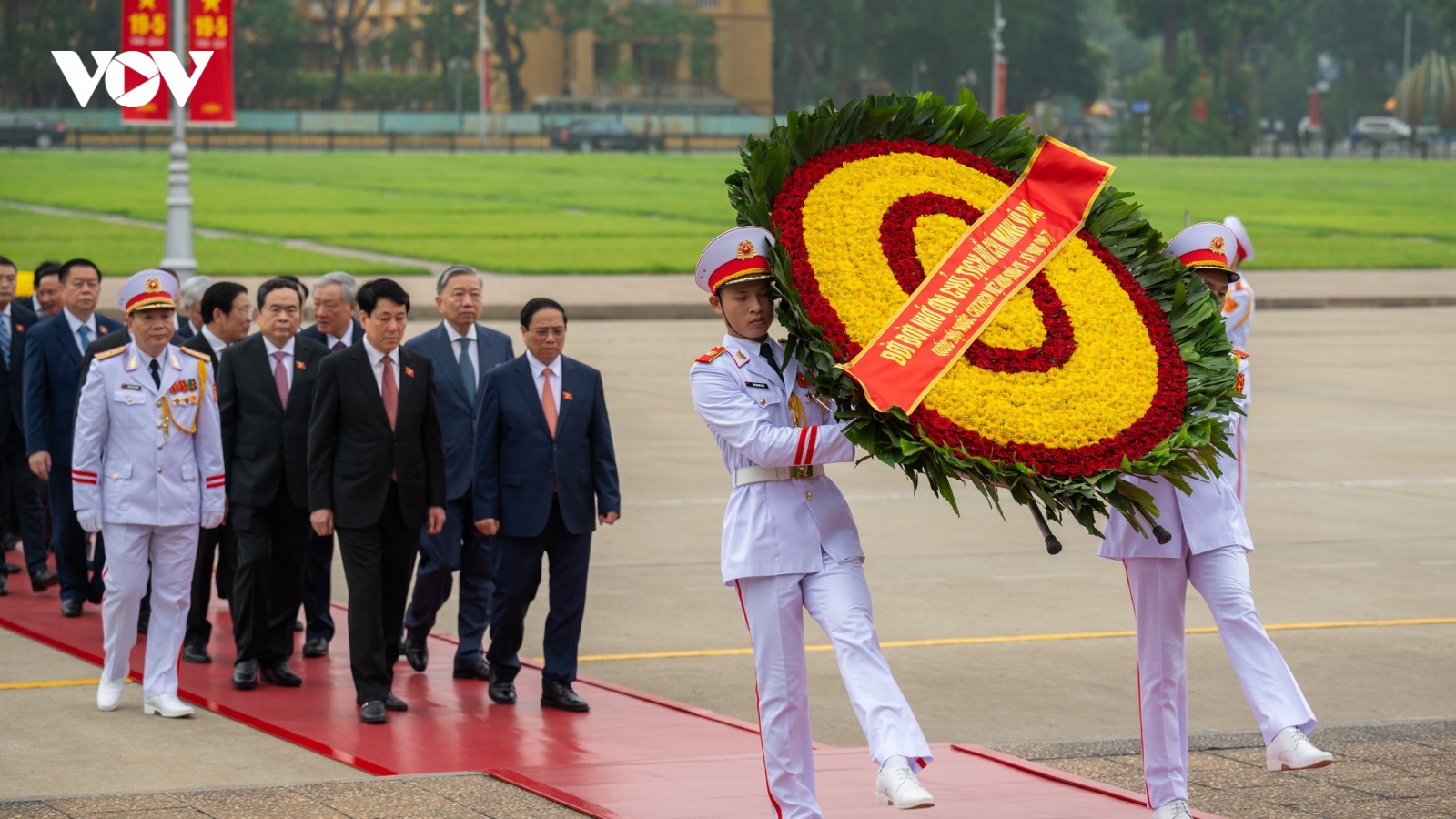 Đại biểu Quốc hội vào Lăng viếng Chủ tịch Hồ Chí Minh trước phiên khai mạc
