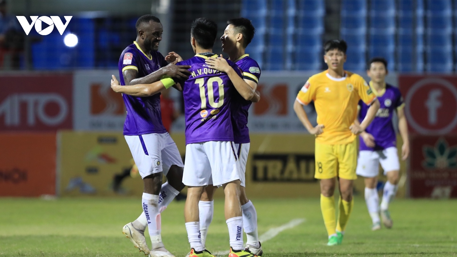 Thắng thuyết phục Quảng Nam, Hà Nội FC vươn lên nhì bảng V-League