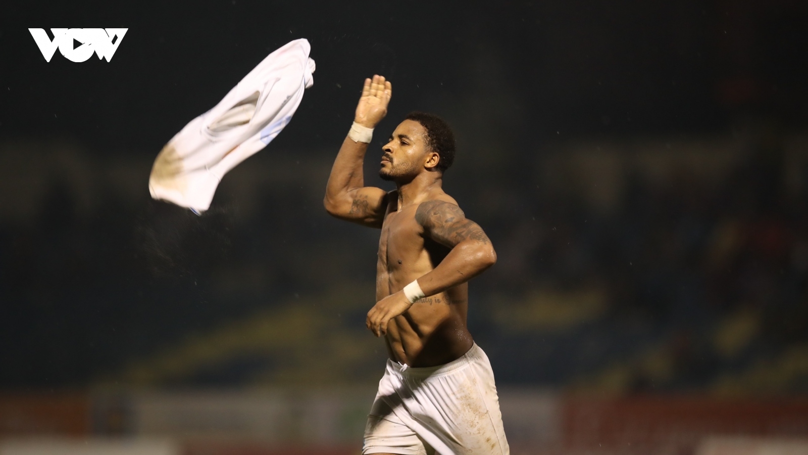 Rafaelson "che mờ" cú đúp giải thưởng của Hà Nội FC