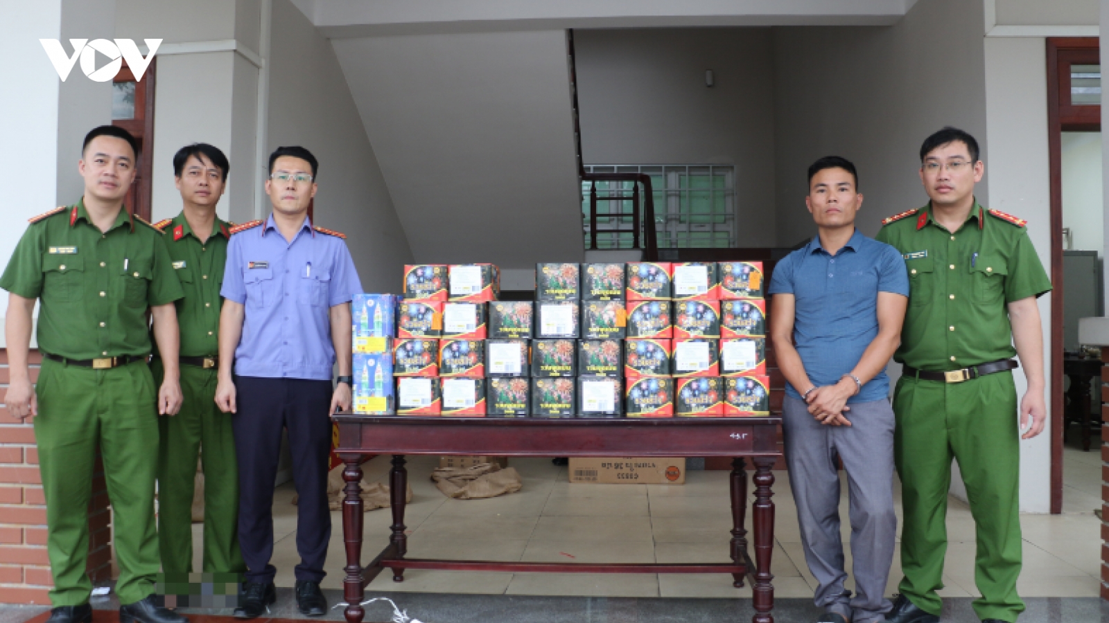 Bắt đối tượng buôn bán 100kg pháo nổ tại Nghệ An