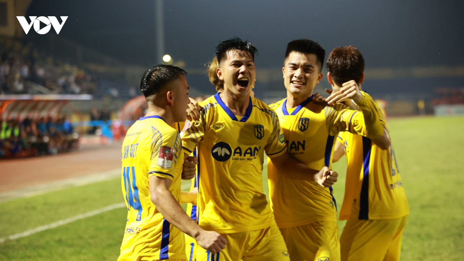 Kết quả V-League hôm nay 18/5: SLNA thắng Khánh Hòa ở trận ''chung kết ngược''