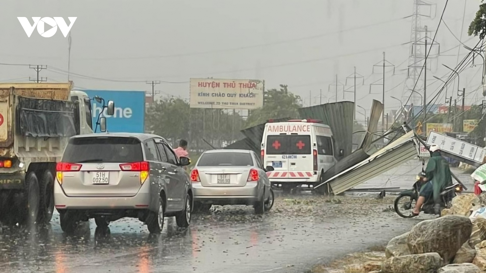 Mưa lốc ở Long An thổi mái tôn đụng xe cứu thương, giao thông ùn tắc nhiều giờ