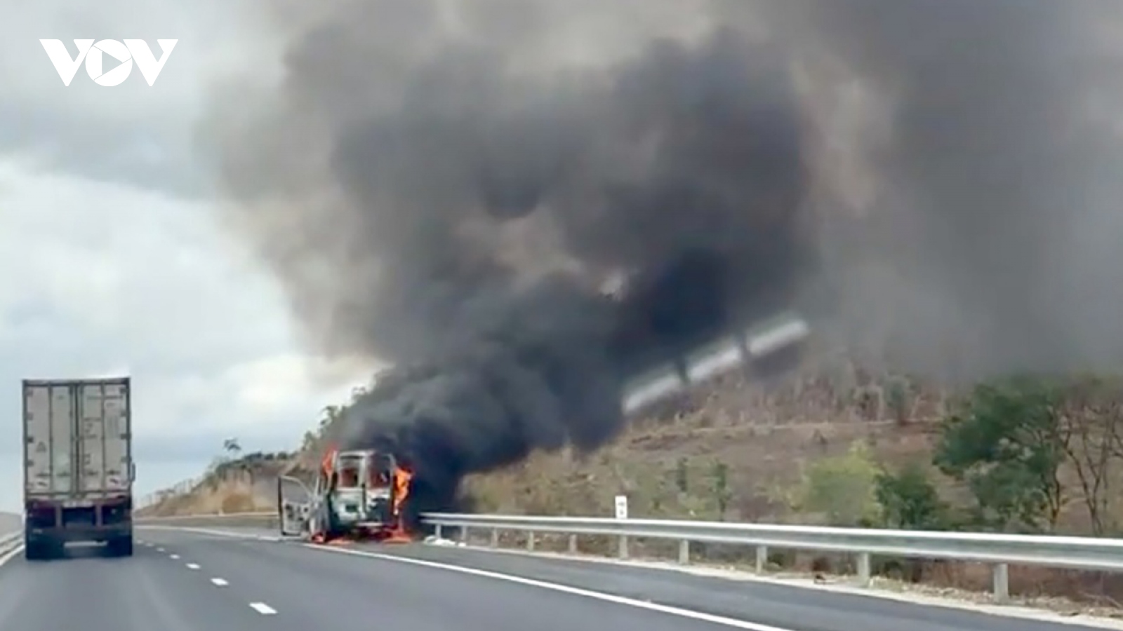 Xe khách 16 chỗ bị cháy rụi trơ khung trên cao tốc Phan Thiết - Dầu Giây