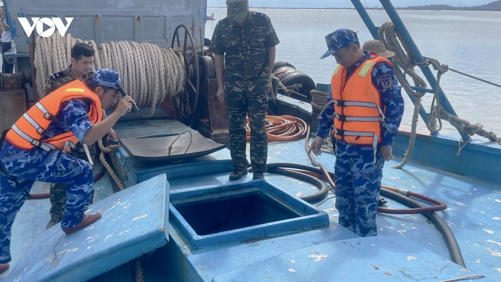 Phối hợp bắt tàu vận chuyển dầu trái phép trên biển Côn Đảo